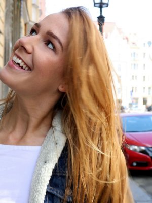 Накончал спермой на вагину молодой девушки в джинсах