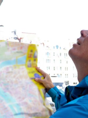 Накончал спермой на вагину молодой девушки в джинсах