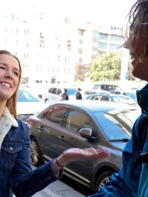 Накончал спермой на вагину молодой девушки в джинсах