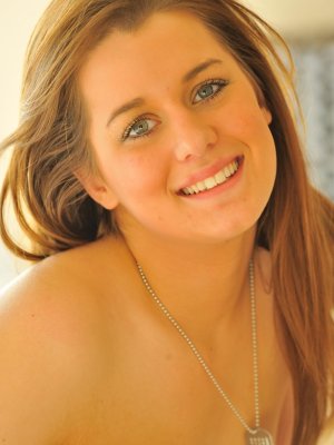 Худышка практикует фистинг и трахает себя резиновым членом 