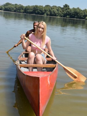 Вагинальный секс с украинской блондинкой на речке