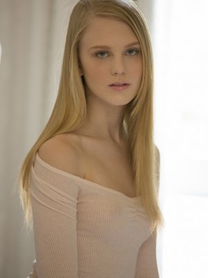 Секс молоденькой блондинки из колледжа с богатым негром