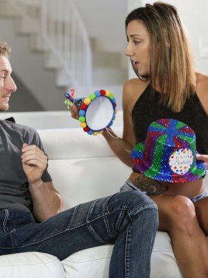 Девушка в джинсовых шортиках отсосала хуй друга на день рождения