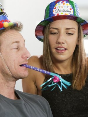 Девушка в джинсовых шортиках отсосала хуй друга на день рождения