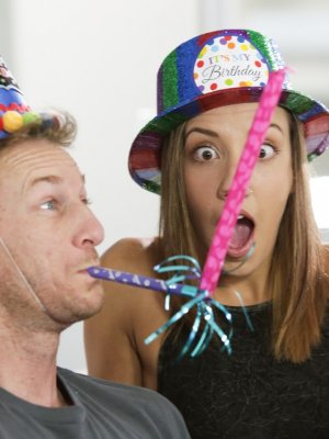 Девушка в джинсовых шортиках отсосала хуй друга на день рождения