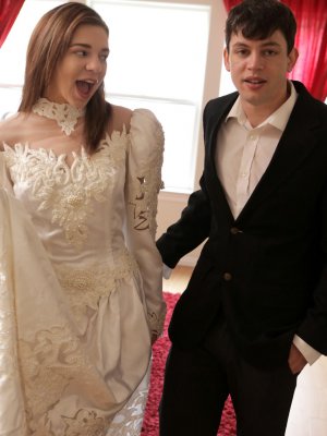 Парень трахается с молоденькой подругой кончая ей на пизду