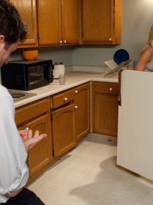 Грубо выебал блондинку с натуральной грудью за свою машину