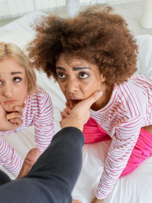 Предложил потрахаться двум молоденьким соседкам накануне Хэллоуина