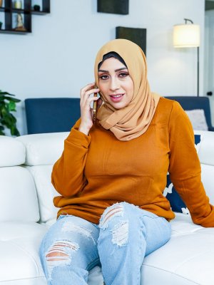 Трахается с жопастой арабской милфой в пизду