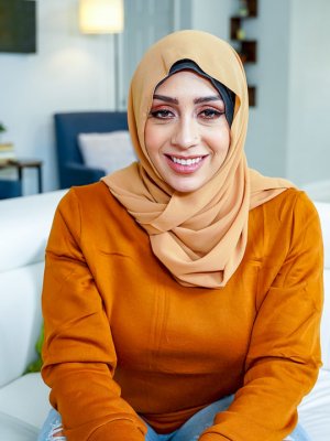 Трахается с жопастой арабской милфой в пизду