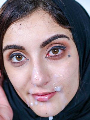 Жестко выебал молоденькую арабскую студентку в пизду