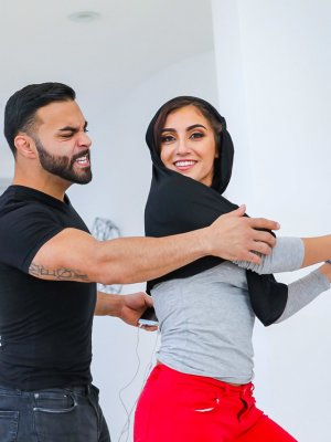 Жестко выебал молоденькую арабскую студентку в пизду