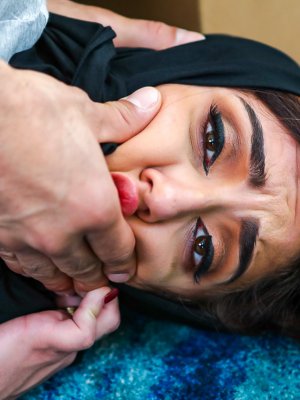 Жестко выебал молоденькую арабскую студентку в пизду