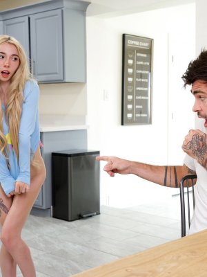 Наказывает молоденькую блондинку большим членом в пизде