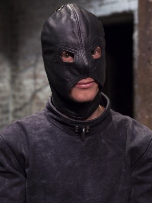 Молодая шлюха Yhivi делает глубокий отсос для господина