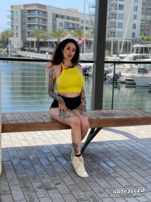 Кончил в большую жопу арабской женщины с татуировками