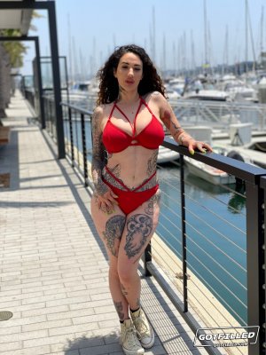 Кончил в большую жопу арабской женщины с татуировками