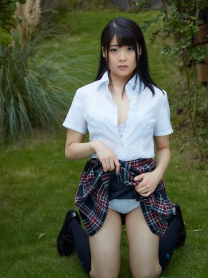 Грубо трахает японку студентку в униформе