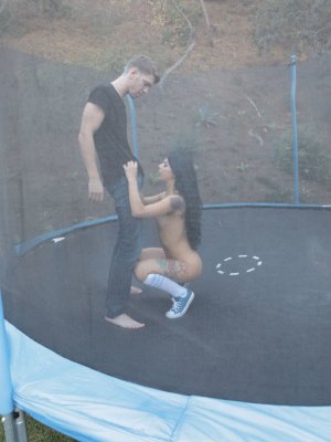 Ебет красивую задницу латинки Джины Валентины на батуте