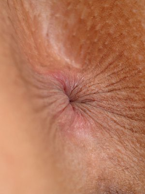 Сексуальная милфа мастурбирует анал пальцами на крупный план