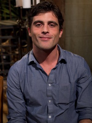 Негритянка бьет раба плеткой и доминирует над ним 