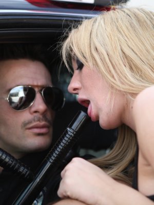 Продажный коп трахает в анал замужнюю милфу верхом