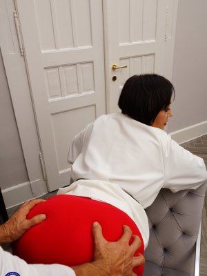 Накончал в попку зрелой гречанки трахнув ее молодым хуем