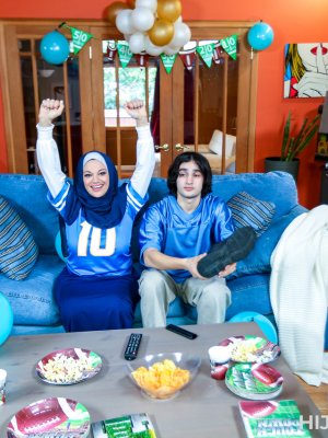 Жестко трахает арабскую мамочку в позе раком