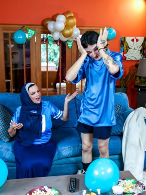 Жестко трахает арабскую мамочку в позе раком