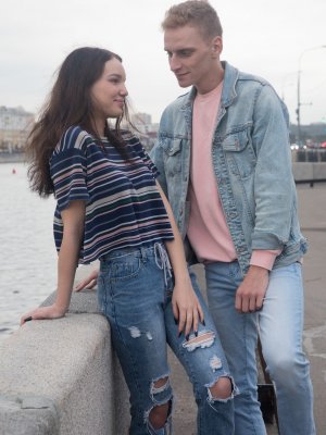 Соблазнил на секс русскую девушку в джинсах с кремпаем