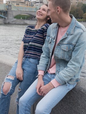 Соблазнил на секс русскую девушку в джинсах с кремпаем