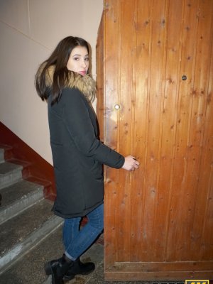 Жестко выебал русскую брюнетку в джинсах на диване