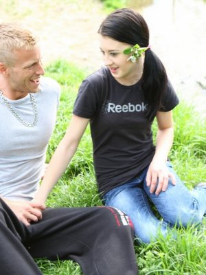 Худая брюнетка в джинсах потрахалась в лесу без презерватива