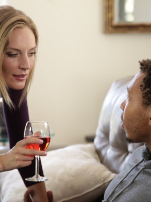 Худая белая мамочка делает горловой отсос черного хуя молодому парню