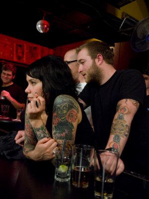 Парень трахает связанную пьяную шлюху в баре на публике 