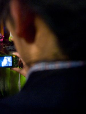 Парень трахает связанную пьяную шлюху в баре на публике 