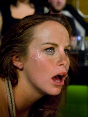 Парень трахает связанную пьяную шлюху в баре на публике 