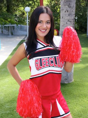 Пышная латинская сучка отсасывает хуй у белого спортсмена