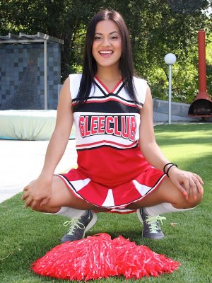 Пышная латинская сучка отсасывает хуй у белого спортсмена