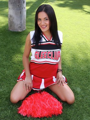 Пышная латинская сучка отсасывает хуй у белого спортсмена