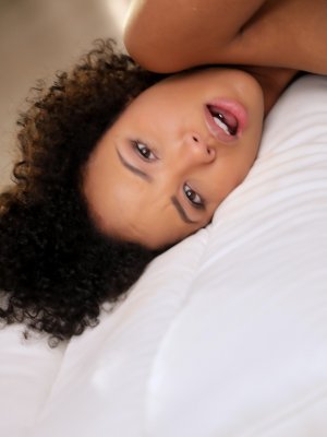 Ебет в зад очень красивую негритянку с маленькими сиськами