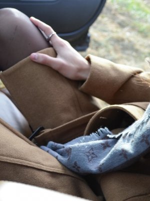 Секс в пизду через трусики с уличной проституткой в автомобиле