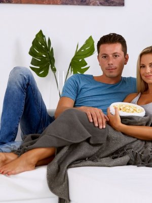 Кончил во влагалище блондинки в белых трусиках