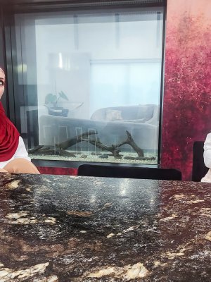 Ебет двух арабских милф с большими сиськами