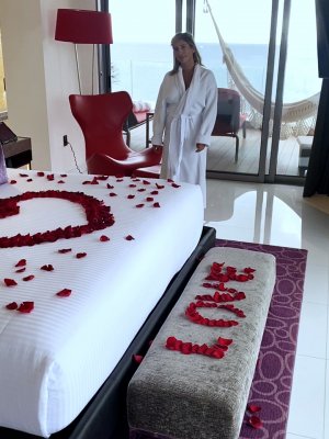 Кончил на попку замужней милфы после нежного секса