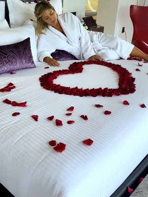 Кончил на попку замужней милфы после нежного секса