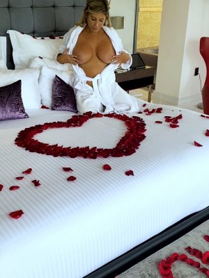 Кончил на попку замужней милфы после нежного секса