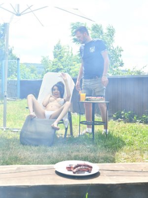 Жарят брюнетку в две дырки на барбекю