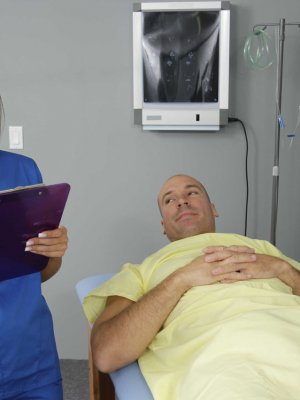 Медсестра трахается с пациентом у которого большой член 