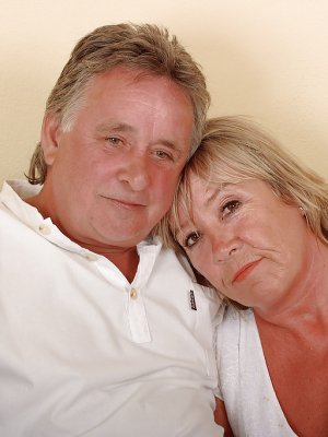 Старый дед трахнул толстую бабку в волосатую киску вялым членом 